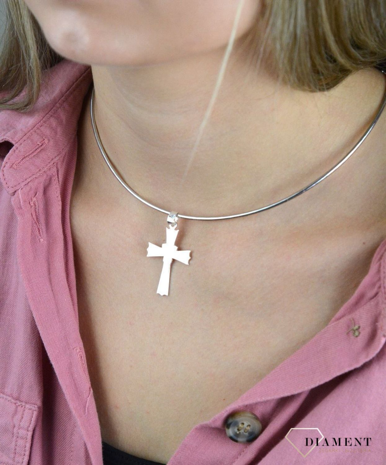 Srebrna zawieszka krzyżyk gładki DIA-ZAW-100223 ta-925.  Srebrny krzyżyk wykonany z próby 925. Piękny i kunsztownie wykonany srebrny krzyżyk z ciekawym zdobieniem w postaci graweru, co że zawieszka jest niezwykle uniwersalna.jpg